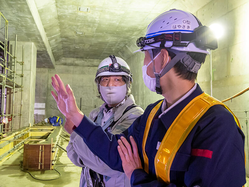 横浜市営地下鉄グリーンラインの建設にも携わった㈱渡辺組の西條大輔現場代理人は、「軌道敷設までにやるべきことが多い点が地下駅建設の難しさ」と語る