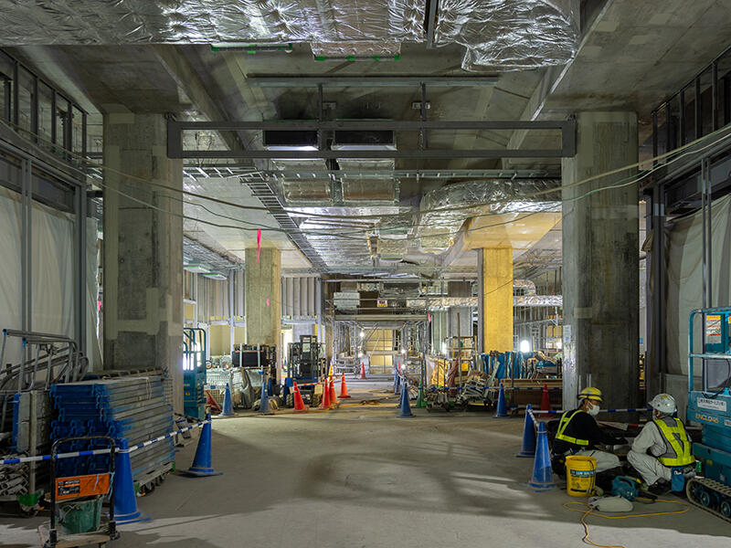 徐々に駅らしい姿になってきた新横浜駅羽沢方改札口。左右にホームへのエレベーターがあり、正面奥に地下2階への階段、その左右にエスカレーターがある