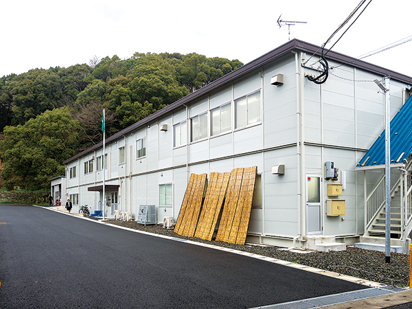 武雄温泉街の近く、旧長崎街道沿いに位置する武雄鉄道軌道建設所
