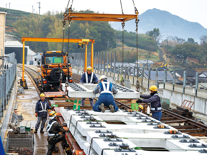 高架線上に搬入された軌道スラブは、仮軌道上の運搬車(軌間1,435mm)に10枚ずつ積載して、スラブ敷設車のもとへ運搬する
