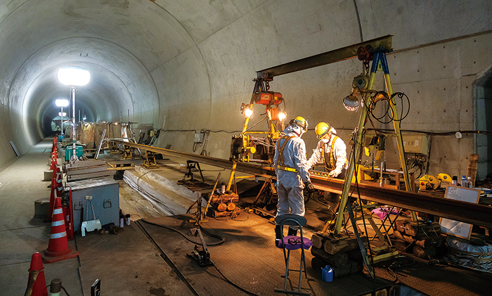 全長1,632mの千綿トンネル内で行われているレールの1次溶接